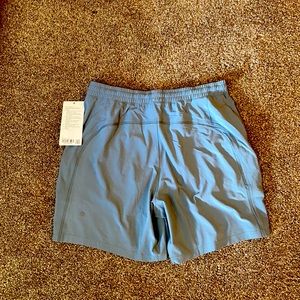 Lulu lemon Men’s Large Blue 7” Pace Breaker Short